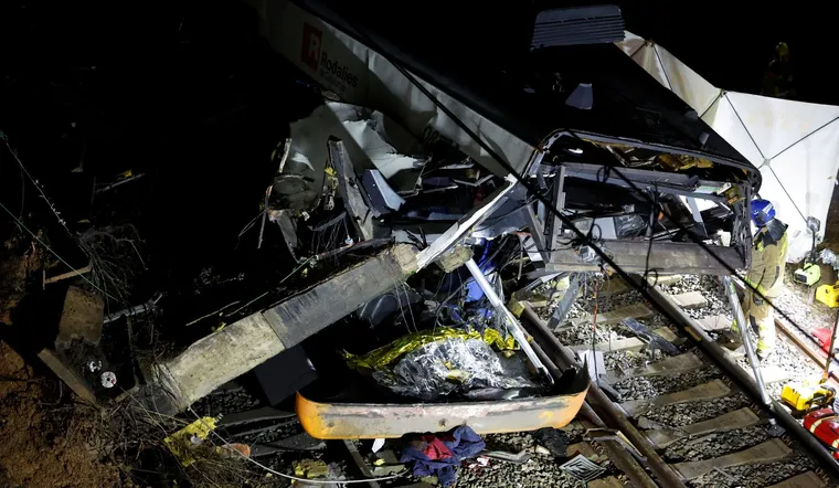 Impactantes imágenes de nuevos descarrilamientos de trenes en españa en plena alerta por temporal. 6 Accidente trenes barcelona 1