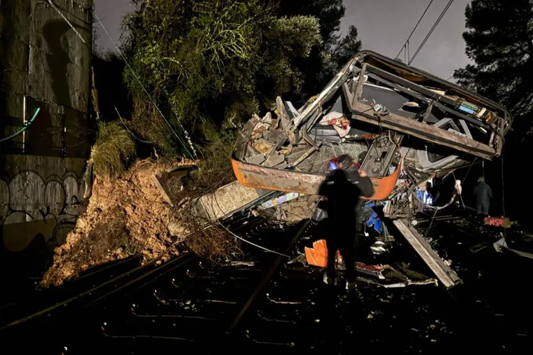 Impactantes imágenes de nuevos descarrilamientos de trenes en españa en plena alerta por temporal. 4 Accidente trenes espana