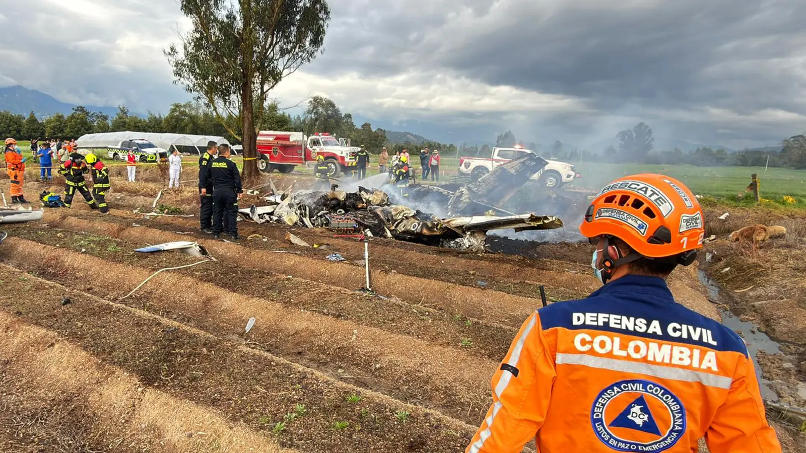 Fallece yeison jiménez, referente de la música popular colombiana, a los 34 años tras un accidente aéreo. 2 Fotografia que muestra integrantes varios equipos socorro atendiendo accidente avioneta este sabado zona rural departamento boyaca colombia 97