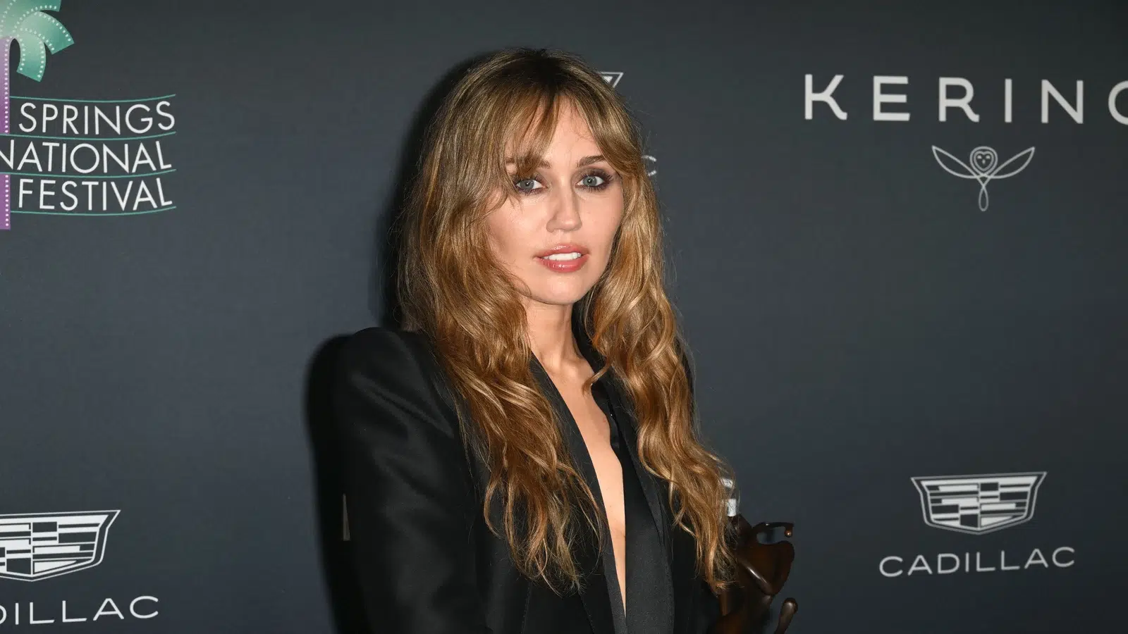 Miley cyrus será presentadora en los globos de oro 2026 además de estar nominada. 1 Miley cyrus
