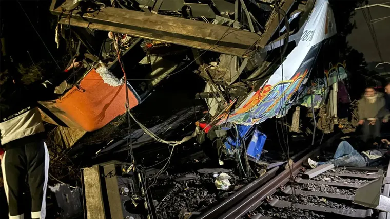Impactantes imágenes de nuevos descarrilamientos de trenes en españa en plena alerta por temporal. 2 Tren gelida barcelona 34647