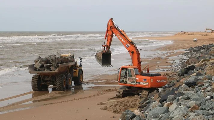 La regresión del litoral amenaza la primera línea de costa no recomendado para menores de 7 años. 1 Línea