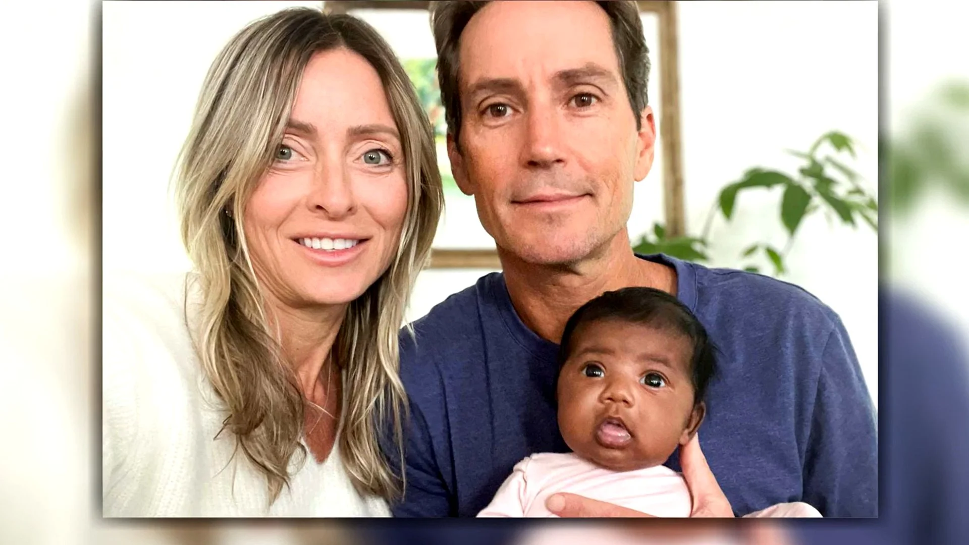 Denuncian a una clínica de fertilidad tras dar a luz a una bebé que no es su hija biológica. 1 Bebé