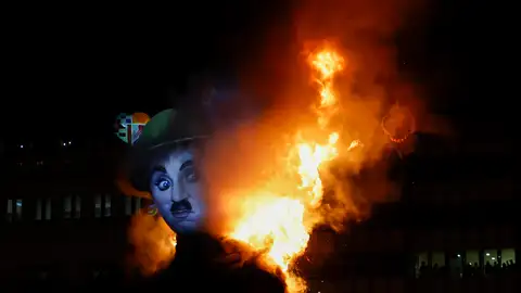 La nit de la cremà cierra unas fallas marcadas por un mensaje pacifista 1 Fallas