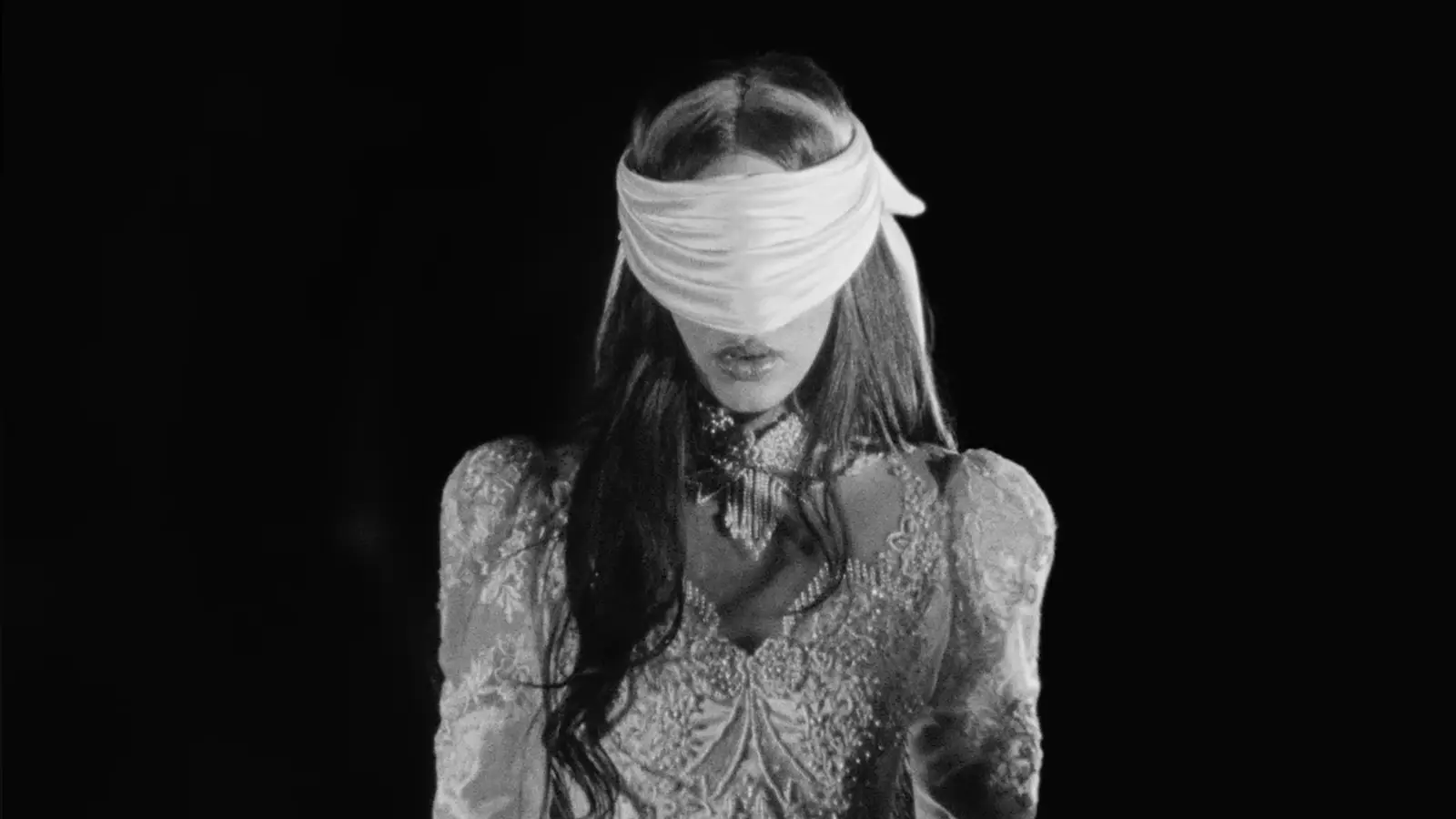 De saoko a una boda cancelada: todas las referencias de rosalía en el videoclip de focu ‘ranni. 2 Rosalia ojos vendados videoclip focu ranni 97