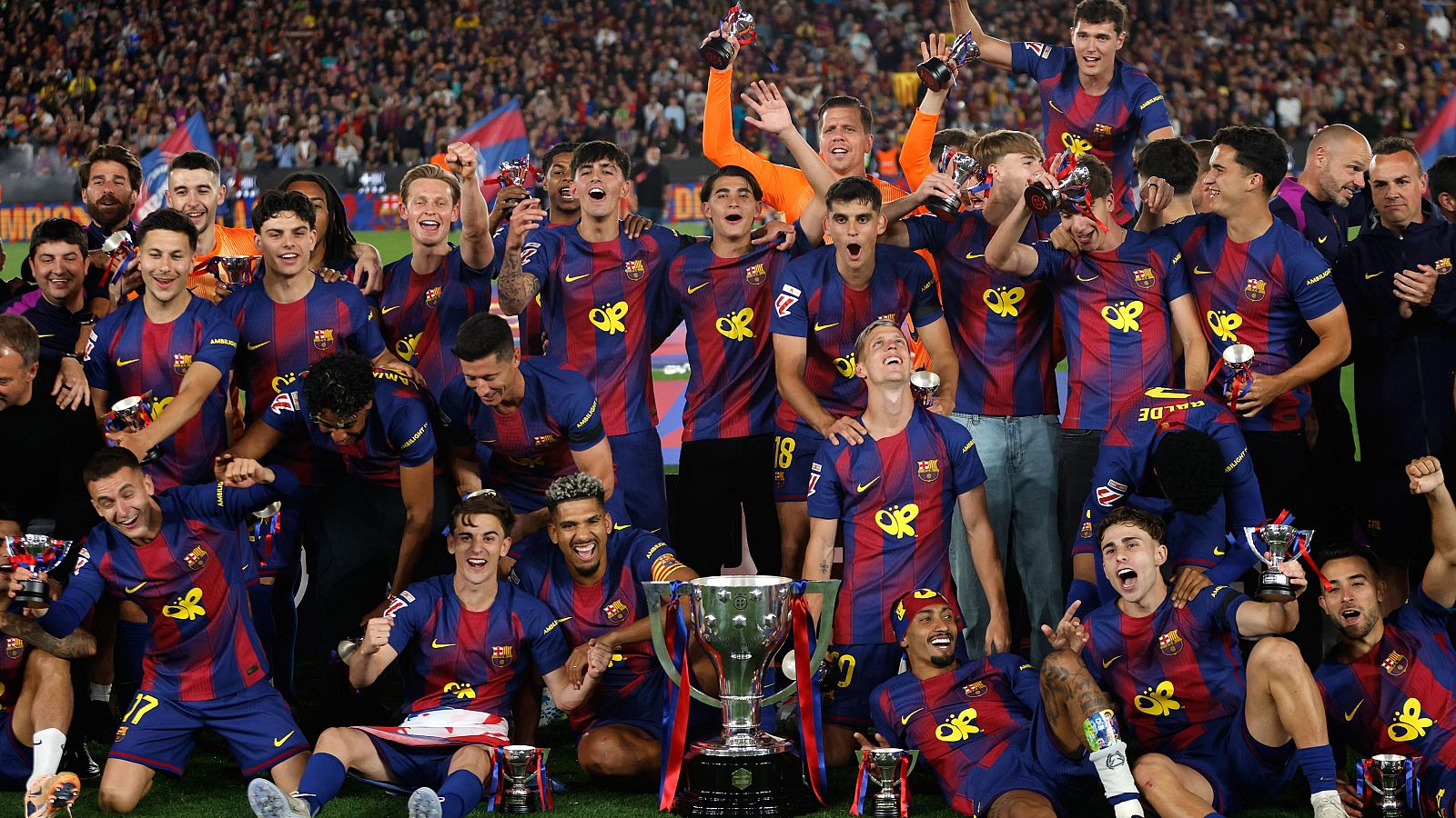 El fc barcelona volvió a proclamarse campeón de liga tras imponerse con autoridad al real madrid. 1 Barcelona