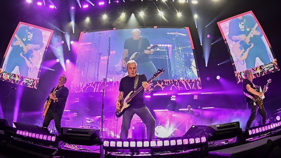 Hombres g vuelve a mirar atrás sin nostalgia y con la sensación de estar viviendo uno de los mejores momentos de su historia. 1 Hombres g