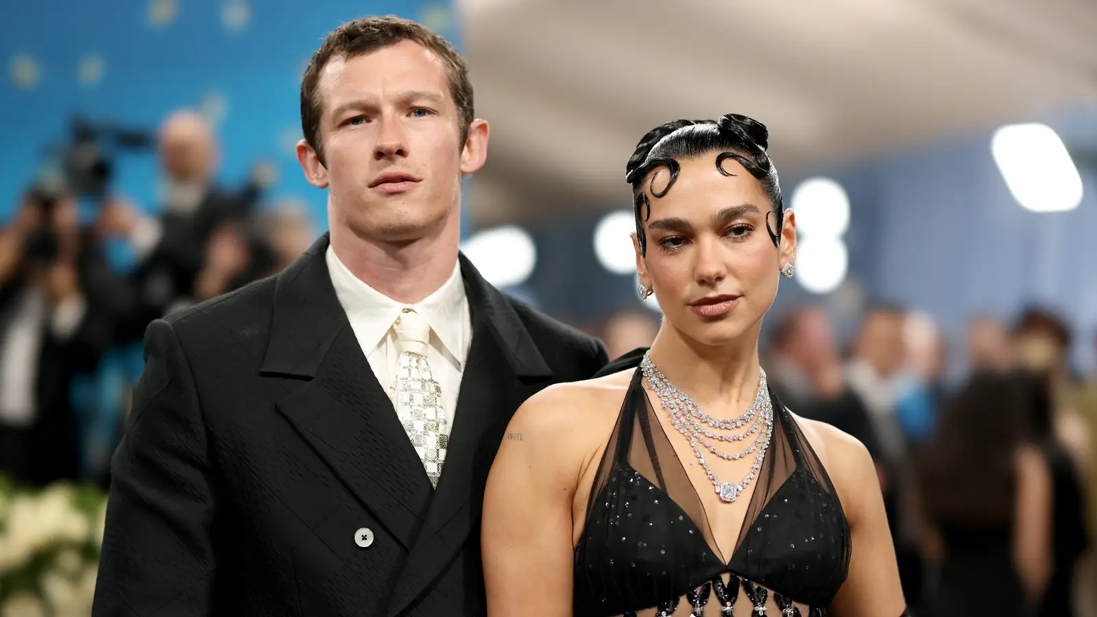 La historia de amor de dua lipa y callum turner: del libro que los conectó a su espectacular boda en palermo 2 Callum turner dua lipa met gala 2025 97