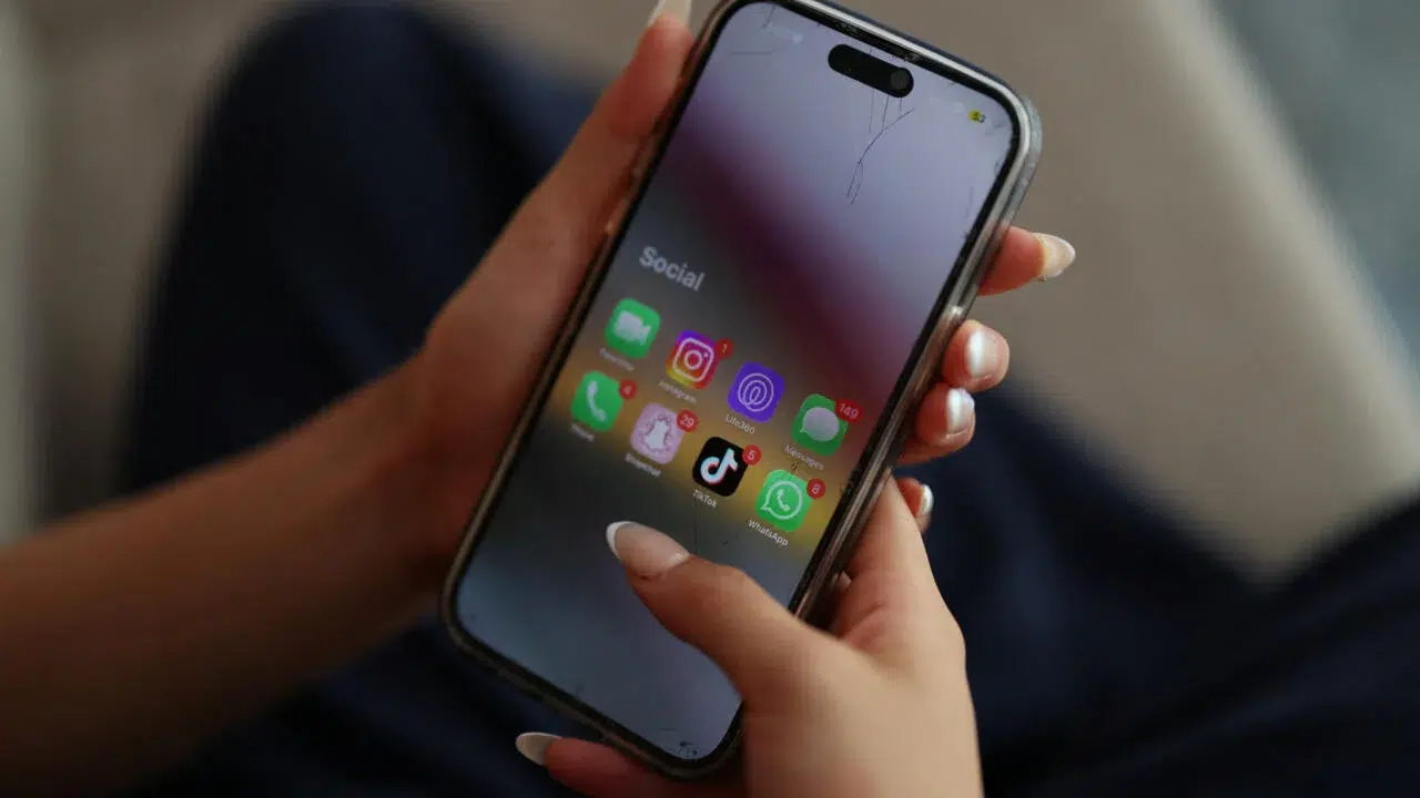 Francia lidera la batalla digital: niños menores de 15 años prohibidos en redes sociales 2 2025 12 10t065319z 170299555 rc2hdiafjucf rtrmadp 3 australia socialmedia teenmore