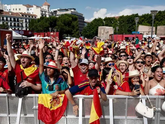 Madrid se paraliza por la final del mundial: colón, serrano y castellana. 3 Images 86 1