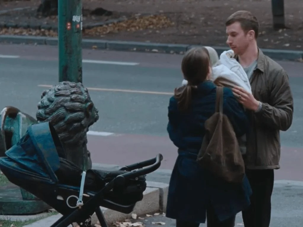 Sorprendente: un padre pide a una mujer que no toque a su bebé y el momento se vuelve viral. 1 Un padre pide a una mujer que no toque