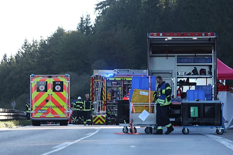 2 muertos en un accidente de autobús de turistas hacia el oktoberfest. 2 2 muertos en un accidente de autobús