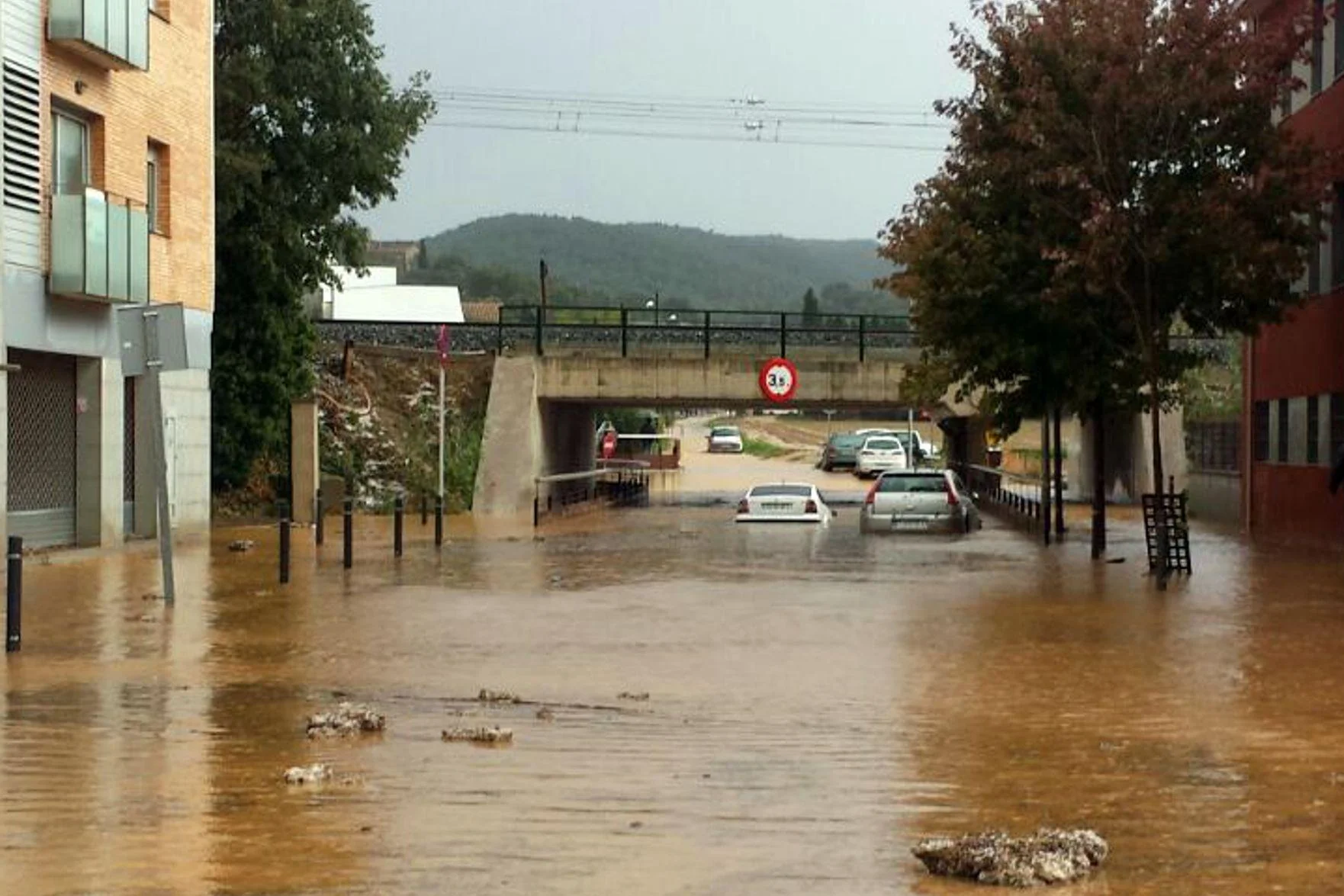 Sorprendente: las fuertes lluvias en cataluña anegan diversas vías y obligan a cancelar vuelos y trenes. 1 Las fuertes lluvias en cataluña