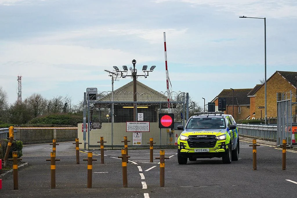 Oficial: 5 detenidos cerca de una base aérea estratégica: la policía británica frustra un presunto complot terrorista 2 5 detenidos cerca de una base aérea