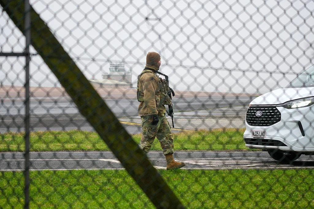 Oficial: 5 detenidos cerca de una base aérea estratégica: la policía británica frustra un presunto complot terrorista 3 5 detenidos cerca de una base aérea