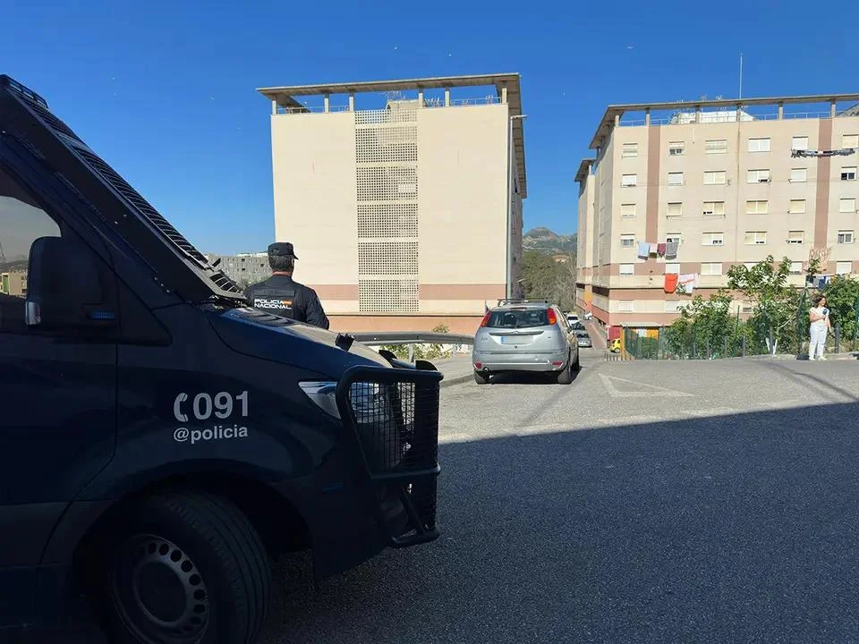 Sorprendente: la policía nacional detiene en ceuta a una persona que ocultaba a siete migrantes en un piso a cambio de dinero. 3 La policía nacional detiene en ceuta