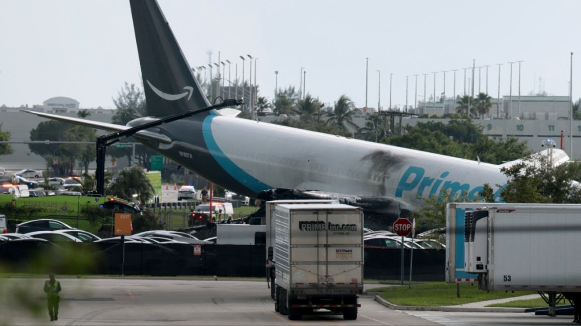 Al menos cinco muertos al estrellarse un avión de amazon en miami 2 Avion de carga se sale de la pista en miami 2320251