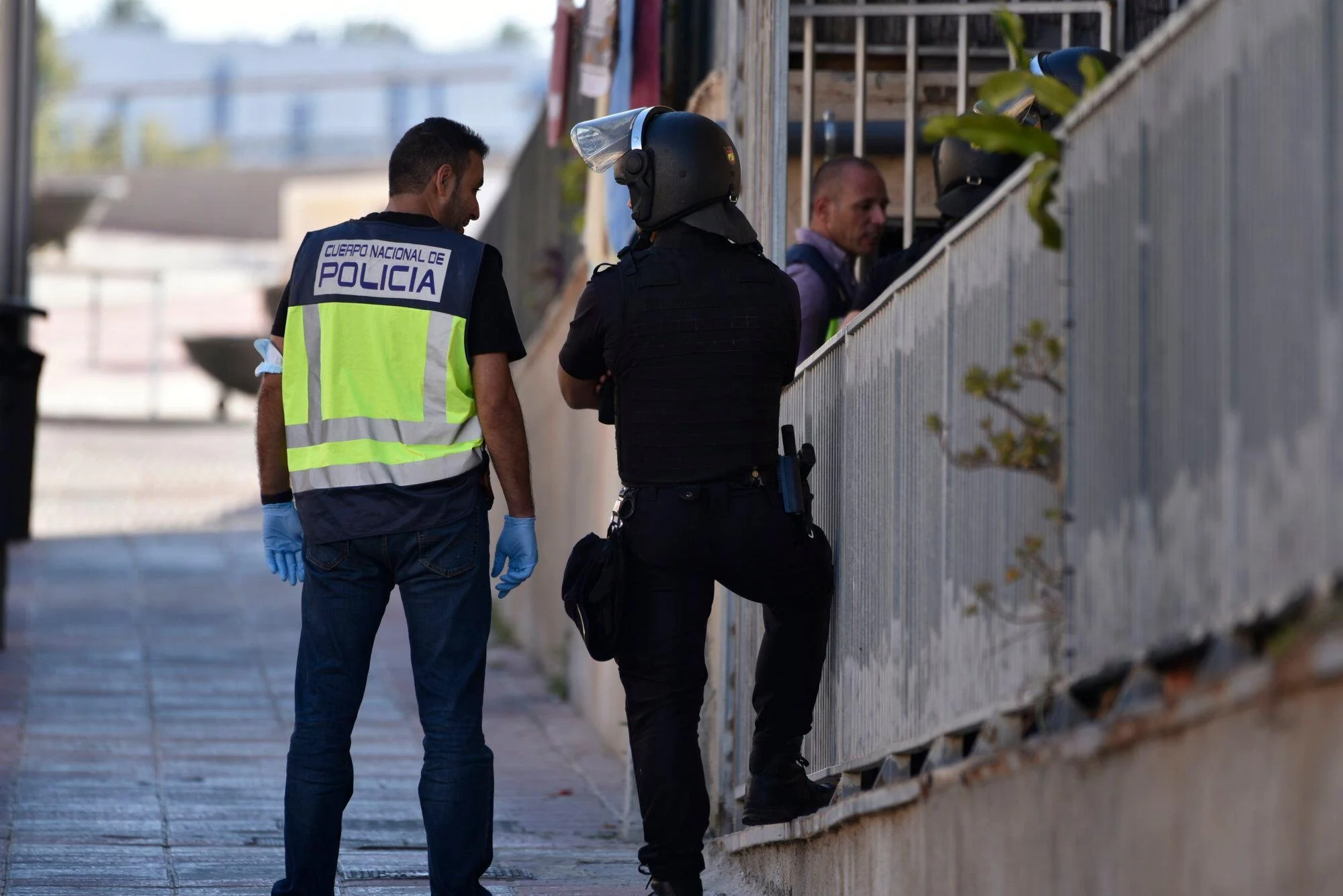 Sorprendente: la policía nacional detiene en ceuta a una persona que ocultaba a siete migrantes en un piso a cambio de dinero. 4 La policía nacional detiene en ceuta