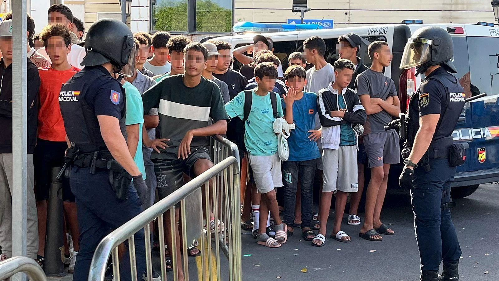 Sorprendente: 10 adolescentes detenidas por agredir a personal educativo en centro de acogida de ceuta. 3 10 adolescentes detenidas por agredir