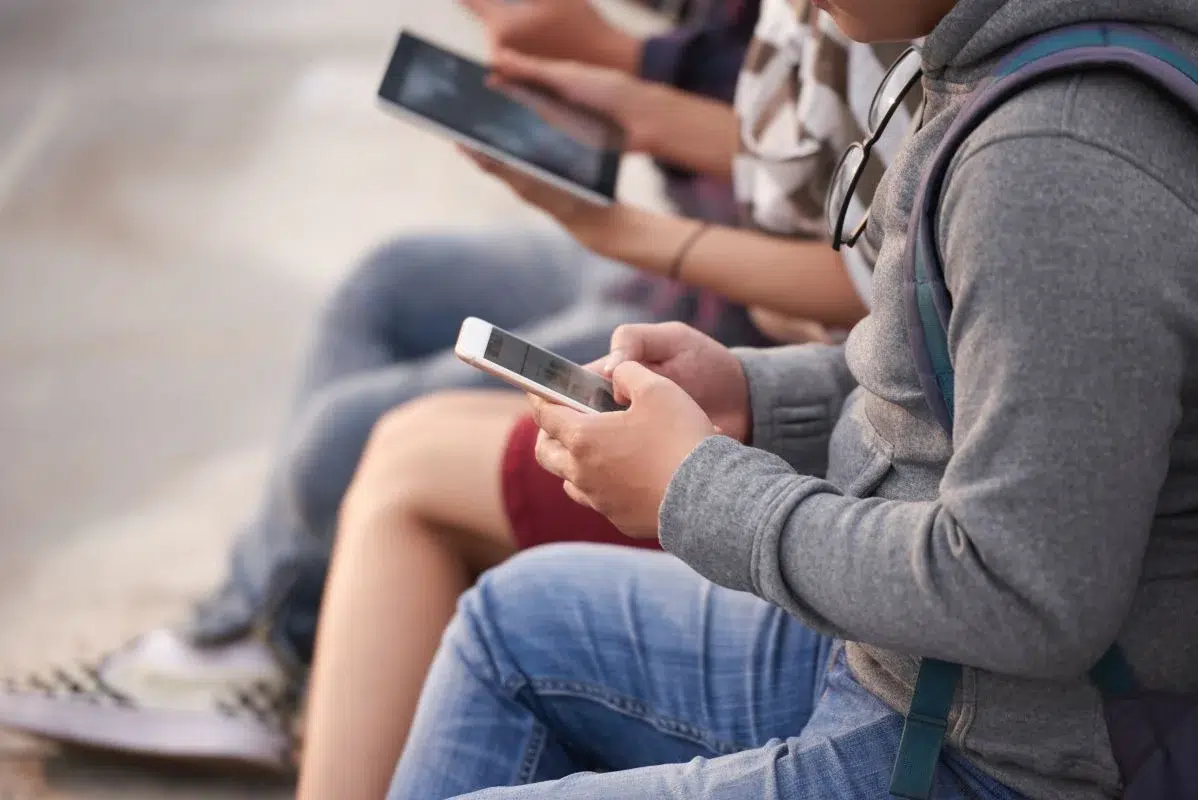 Histórico: condenan a 3 jóvenes por desnudar con ia a sus excompañeras de clase. 2 Condenan a 3 jóvenes por desnudar