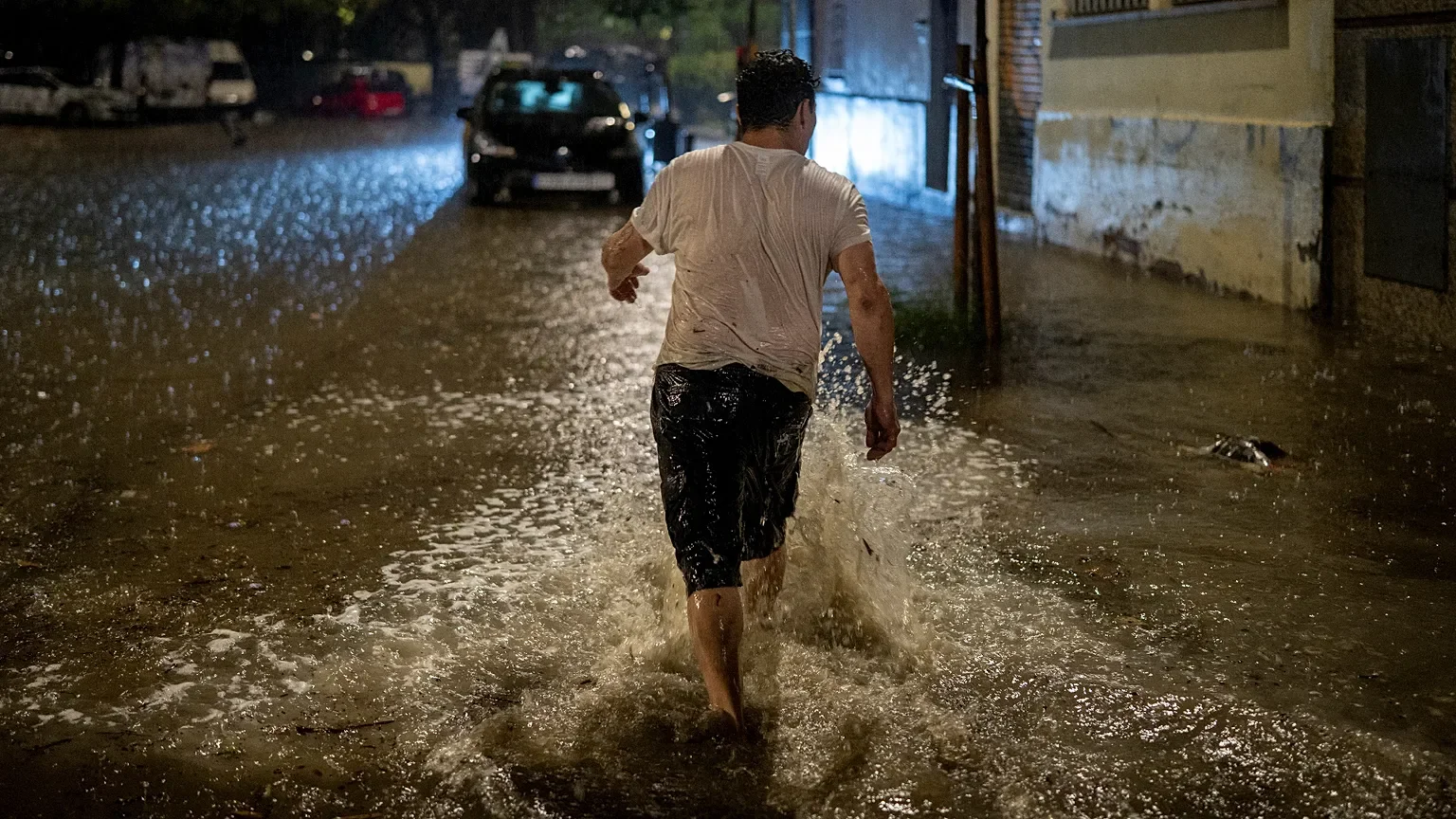 Sorprendente: 2 muertos y un desaparecido por el temporal en barcelona. 2 2 muertos y un desaparecido