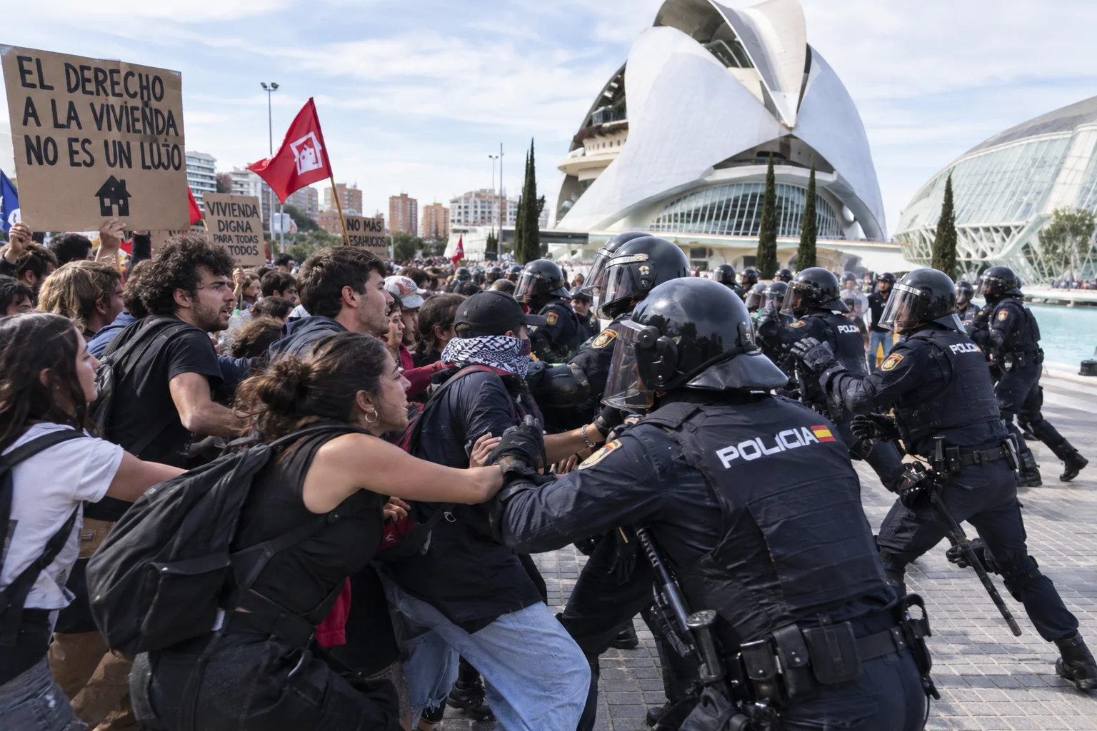 Sorprendente: incidentes con la policía al romper manifestantes por la vivienda el cordón de les arts. 1 Incidentes con la policía