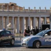 Sorprendente: un coche de los carabinieri atropella a un agente y al migrante al que intentaba detener en roma.