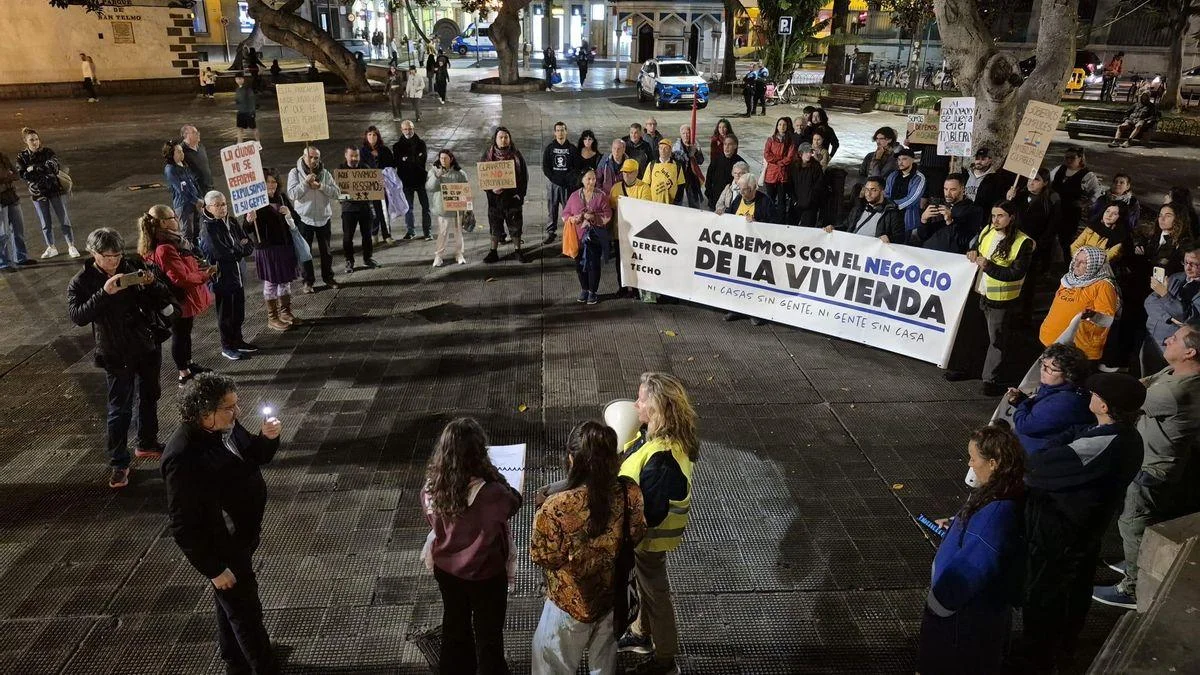 Histórico: casi un centenar de personas acampan en zaragoza por la vivienda. 1 Centenar de personas acampan en zaragoza