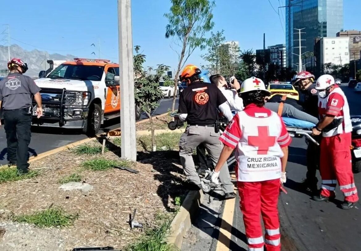 Sorprendente: una camioneta arrolla a una reportera y un camarógrafo durante una transmisión en vivo en monterrey.