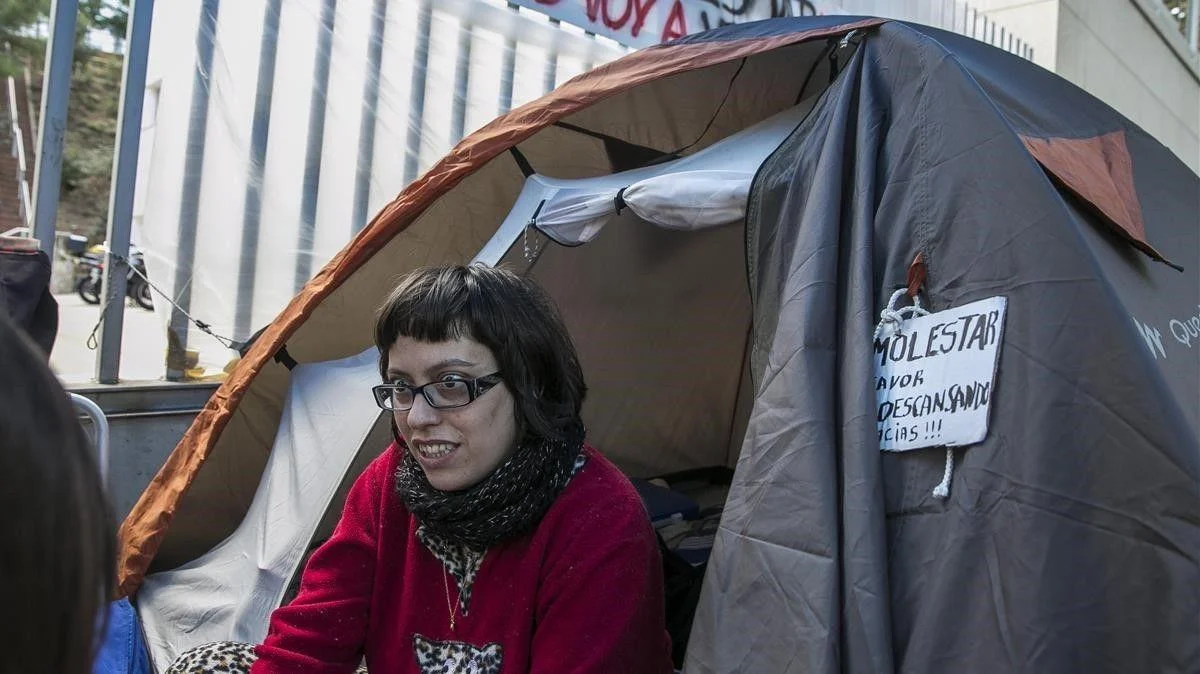 Histórico: casi un centenar de personas acampan en zaragoza por la vivienda. 2 Centenar de personas acampan en zaragoza