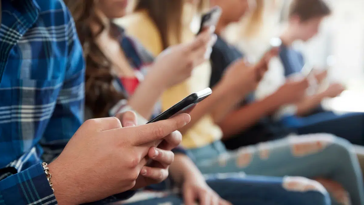 Histórico: condenan a 3 jóvenes por desnudar con ia a sus excompañeras de clase. 3 Condenan a 3 jóvenes por desnudar