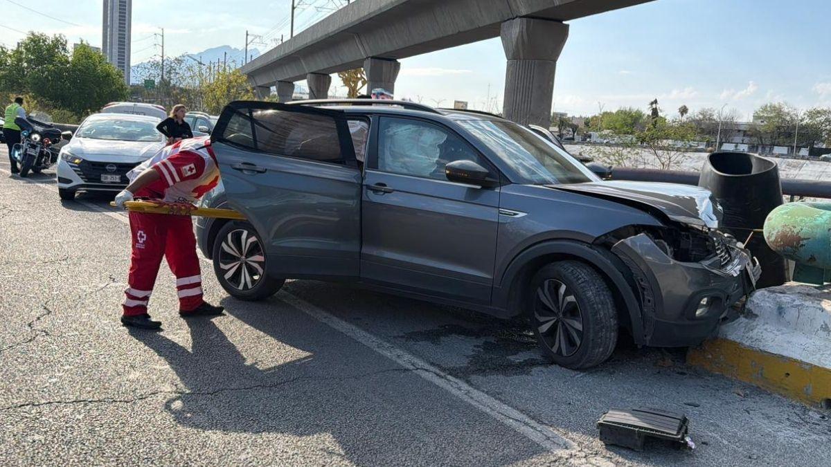 Sorprendente: una camioneta arrolla a una reportera y un camarógrafo durante una transmisión en vivo en monterrey. 3 Camioneta arrolla a una reportera