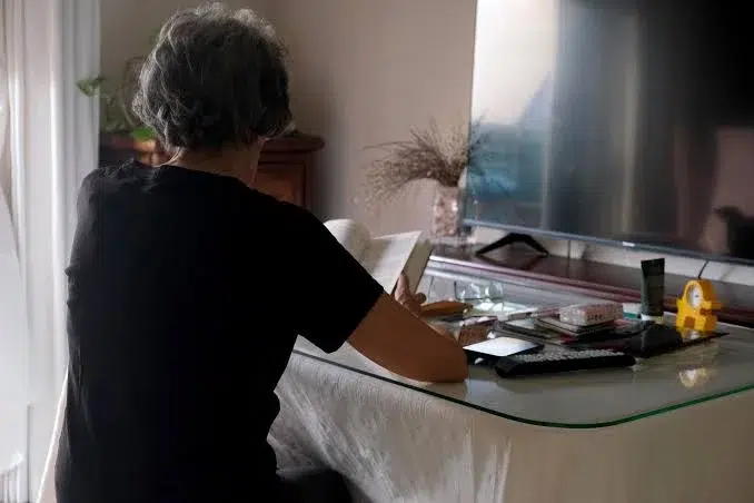 Rosario de 75 años y con un 38 % de discapacidad, teme ser desahuciada de su vivienda en sevilla. 2 Rosario de 75 años