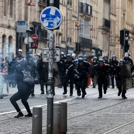 Francia se prepara para una jornada de alta tensión social, en un escenario inesperado, a seis meses de las elecciones presidenciales. 3 Francia se prepara para una jornada