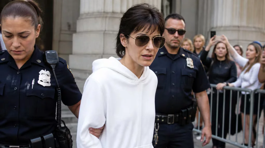 Selma blair desiste de sus cargos y niega una intención revelada de dañar a transeúntes tras incidente aéreo 2 La actriz selma blair es detenida por agredir a asistentes de vuelo foto imagen ilustrativa generada con ia a4tqfvbqvdjtankusv3qeetl5m