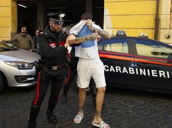 Sorprendente: un coche de los carabinieri atropella a un agente y al migrante al que intentaba detener en roma. 4 Coche de los carabinieri atropella