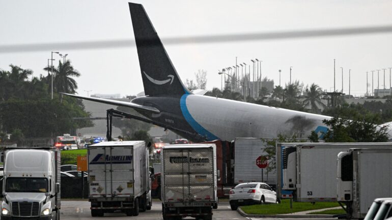 Al menos cinco muertos al estrellarse un avión de amazon que se salió de la pista al aterrizar en el aeropuerto de miami