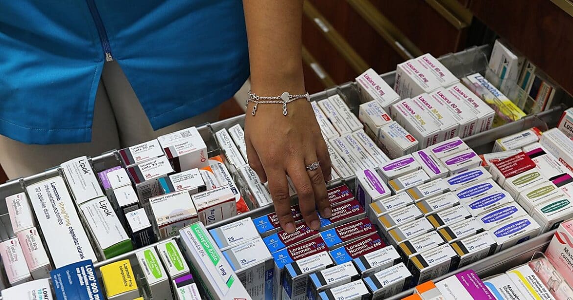 Medicamentos genéricos. La paradoja farmacéutica: ¿medicamentos esenciales baratos, pero inalcanzables? 1 La paradoja farmaceutica medicamentos esenciales baratos pero inalcanzables