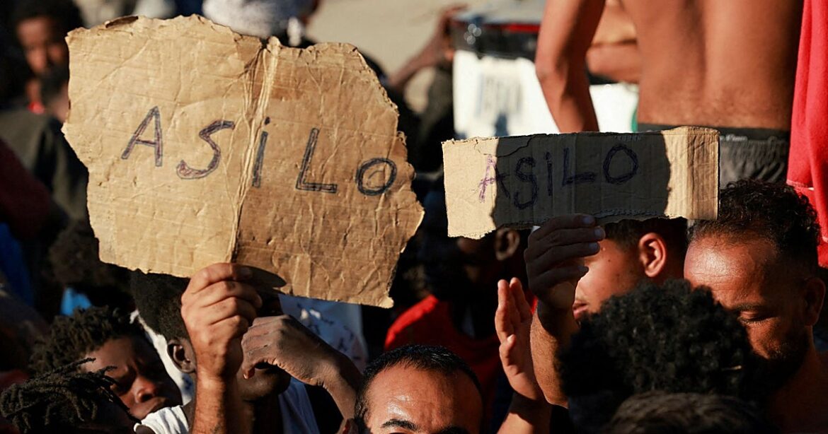 Los inmigrantes de ceuta buscan respuestas sumidos en un apagon informativo