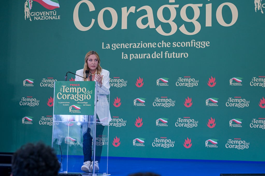 Meloni impone un giro duro en la educación italiana: toque de queda al velo islámico y límite de extranjeros por aula