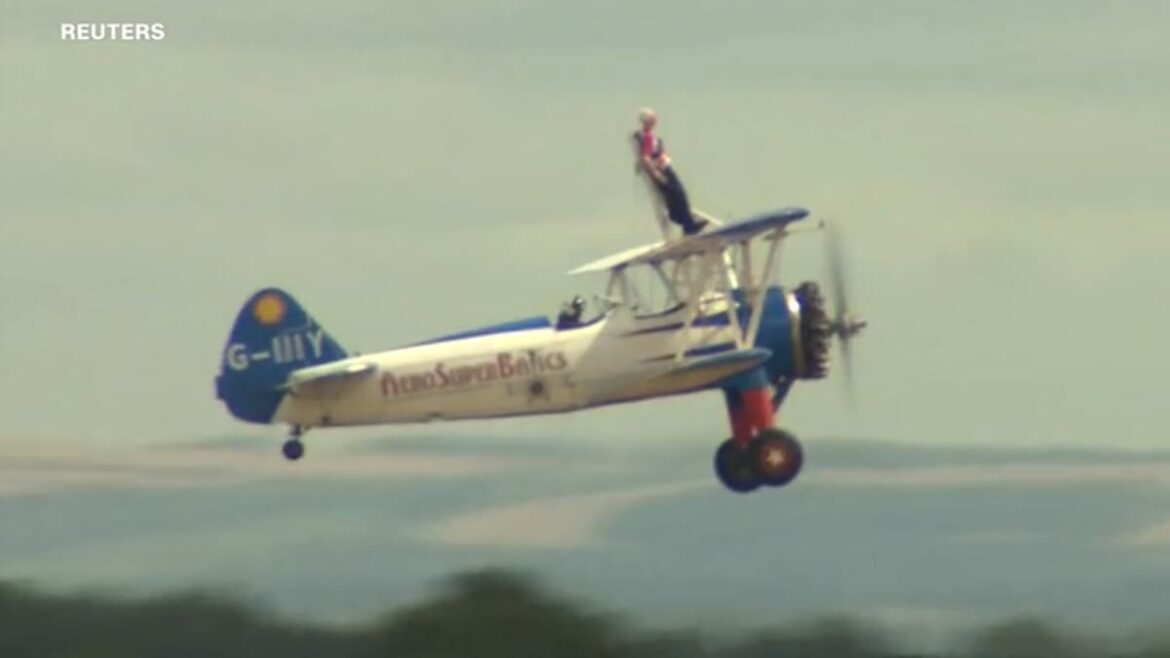 Una mujer de 97 años bate su propio récord guinness al volar sobre las alas de un avión